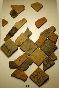 Die fünf vollständig erhaltenen Fliesen und 21 Fliesenfragmente.