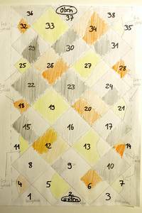 Zur Dokumentation und als Montageanleitung wurde eine Skizze mit Nummerierung und Kennzeichnung der Originalfliesen und Ergänzungen bzw. Repliken angefertigt.