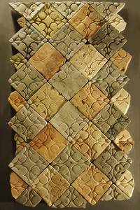 Der rekonstruierte Boden zeigt die Originalfliesen und die etwas helleren Fliesenergänzungen und Nachbildungen.