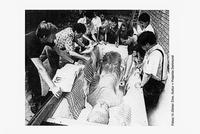 Das Team aus Deutschland und die chinesischen Kollegen mit der 2,70 m großen Statue eines Stehenden Buddha vor seinem Transport per Seefracht .