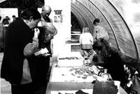 Interessierte Besucher der Offenen Grabung in Dortmund-Oespel am Tisch der Restaurierungsvorführung.