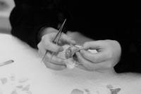 Demonstration, wie ein Glasgefäß zusammengesetzt wird.