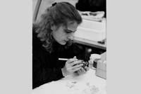 Das Heften eines Glasgefäßes vor der Infiltrationsklebung.