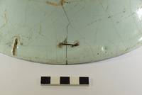 Alte Reparatur mit Durchbohrung und Klammerung an der Rückseite auf.