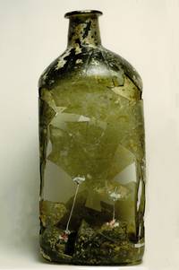 Ansicht der geklebten Flasche mit Drahtbrücken, die der Stabilisierung dienten.