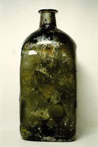 Die Riesenvierkantflasche im Endzustand, nach der Klebung und Stabilisierungsergänzung.