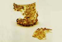 Die Scherben wurden mit Klebestreifen geheftet.