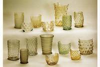 Zusammenstellung konischer und zylindrischer Becher und Stangengläser mit Nuppenbesatz. Aus: Vor dem großen Brand: Archäologie zu Füssen des Heidelberger Schlosses. Hrsg. Landesdenkmalamt Baden-Württemberg, Stuttgart 1992, 86, Abb. 99.