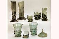 Zusammenstellung von Becherformen der 2. Hälfte 16. und des 17. Jahrhunderts. Ebenfalls aus: Vor dem großen Brand: Archäologie zu Füssen des Heidelberger Schlosses. Hrsg. Landesdenkmalamt Baden-Württemberg, Stuttgart 1992, 84, Abb. 95.