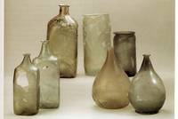 Flaschen und große Bindegläser, die aus dem Apothekerbrunnen stammen. Aus: Vor dem großen Brand: Archäologie zu Füssen des Heidelberger Schlosses. Hrsg. Landesdenkmalamt Baden-Württemberg, Stuttgart 1992, 137, Abb. 196.