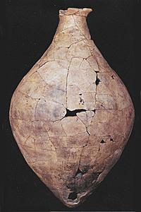 Das spitzbodige Gefäß wurde das offensichtlich absichtlich zerschlagen und konnte aus über 280 Scherben wieder zusammengesetzt werden. Aus: AiD 4/1998, 15. Foto: H. Prümers.