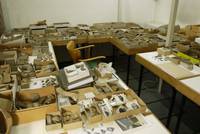 Die nach Zeitstellung und Gefäßeinheiten sortierten Keramikscherben.