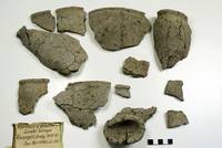 Ein bei der Bestattung verbranntes und geschmolzenes germanisches Gefäß aus Leverkusen-Rheindorf vor der Restaurierung.