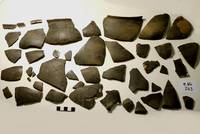 Ein fein poliertes Gefäß der Urnenfelderzeit vor der Restaurierung.