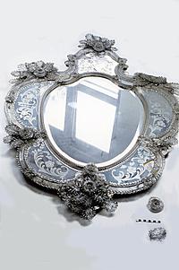 Der Spiegel war stark verschmutzt, beschädigt und unvollständig.